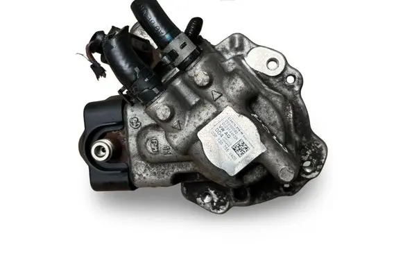 Volkswagen Polo V 6R Fuel injection high pressure pump 28260092 03P130755