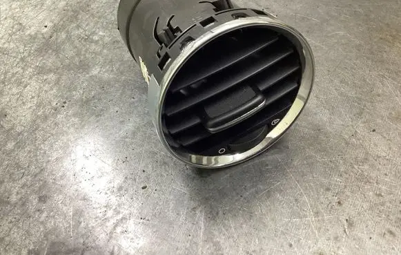 Peugeot 308 Dash center air vent grill Y05190 305038 9658515377