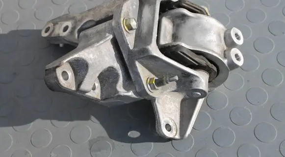 Suzuki Vitara (LY) Gearbox mount SKRZYNI-VITARA-III