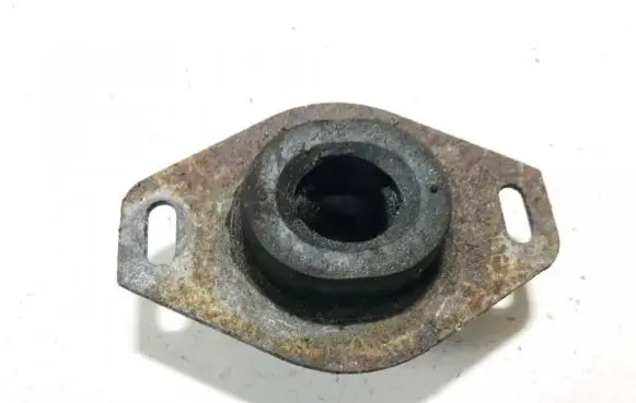 Peugeot 307 Engine mount bracket