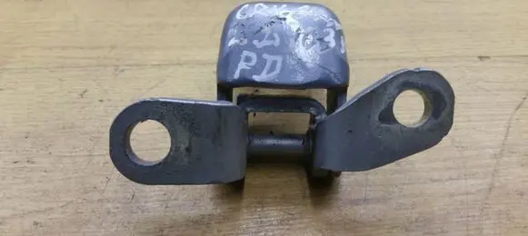 Honda CR-V Front door upper hinge