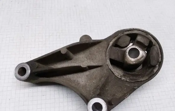 Engine mounting bracket