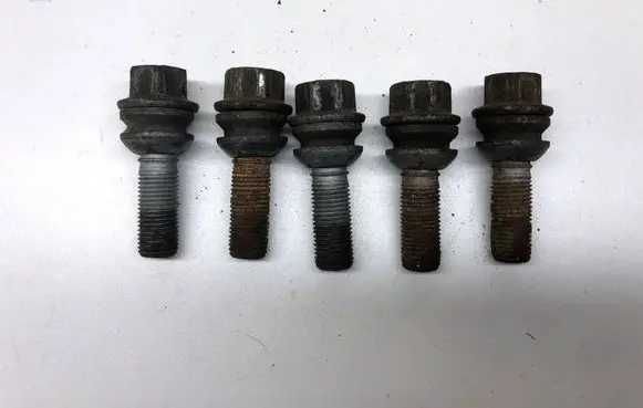 Volkswagen Touareg I Nuts/bolts 
