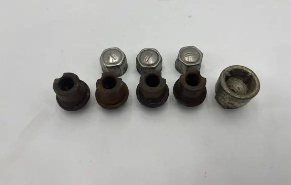 Jaguar XK8 - XKR Anti-theft wheel nuts and lock 