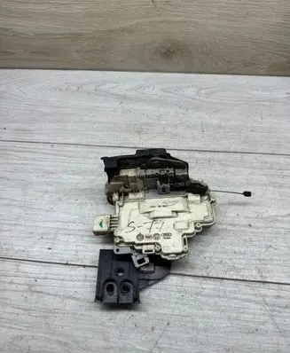 Seat Altea Front door lock 5P0837868A