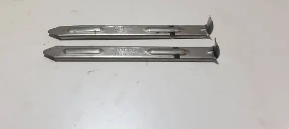 Headlight/headlamp mounting bracket