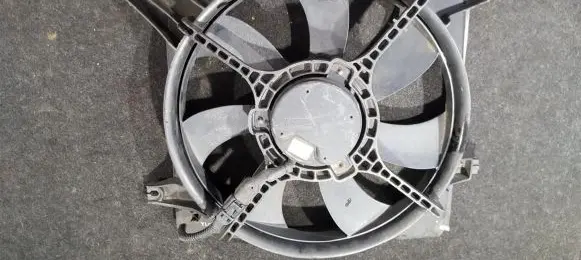 Radiator cooling fan shroud