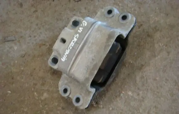 Volkswagen Golf VI Engine mounting bracket