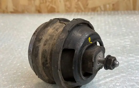 BMW 5 E39 Engine mount bracket 