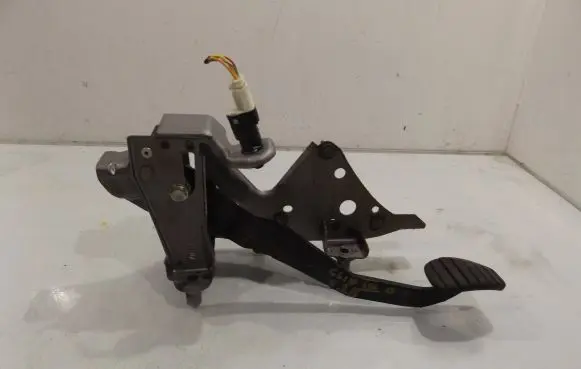 Renault Clio III Brake pedal 