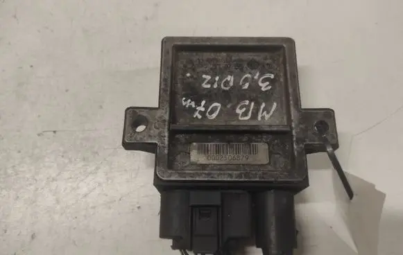 Mercedes-Benz C W203 Glow plug pre-heat relay 0002506879 CDA1SI9