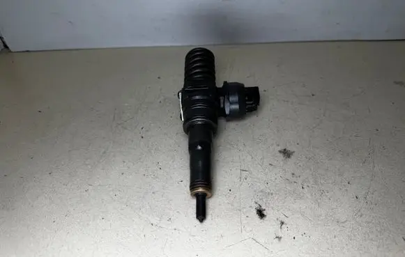 Volkswagen Jetta V Fuel injector 038130073AG 0414720215