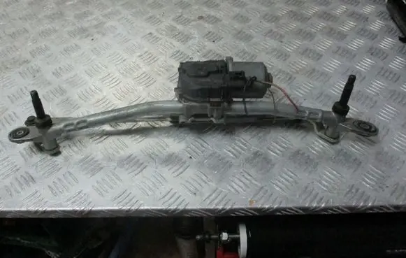 Alfa Romeo Giulia Front wiper linkage and motor