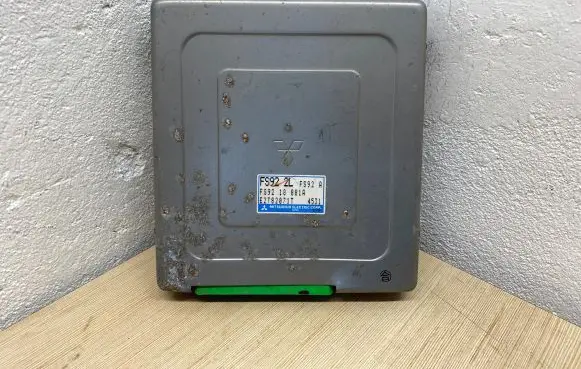 Mazda 626 Engine control unit/module FS9218881A E2T82071T HS922LFS92A