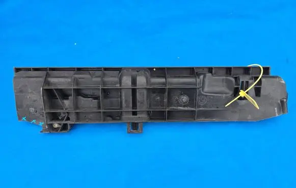 BMW X1 E84 Radiator mount bracket 7524912