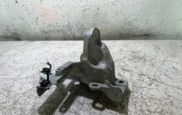 Nissan Murano Z51 Engine mounting bracket