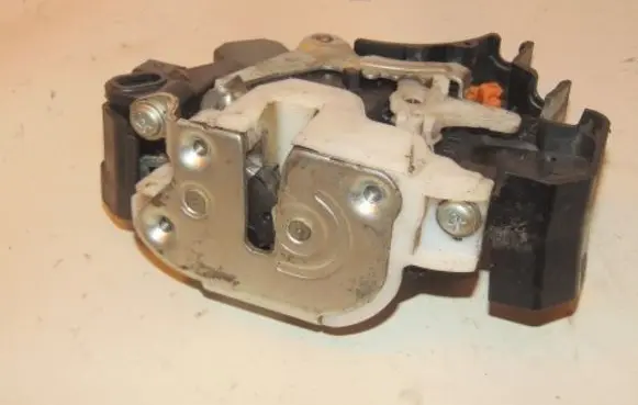 Mitsubishi Colt Front door lock 5715A028