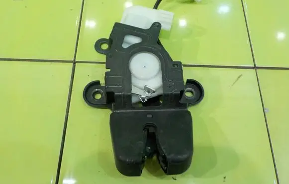Honda Insight Tailgate exterior lock SP47