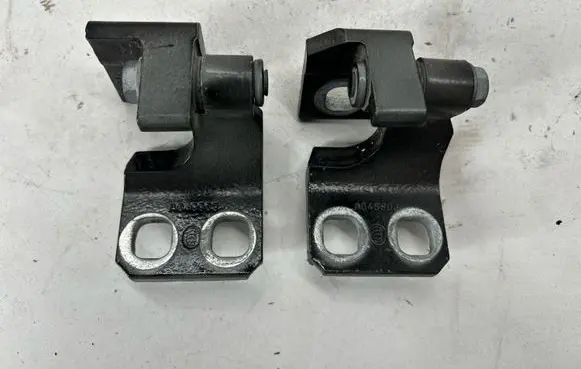 Maserati Ghibli Front door hinge set 675000159 675000160