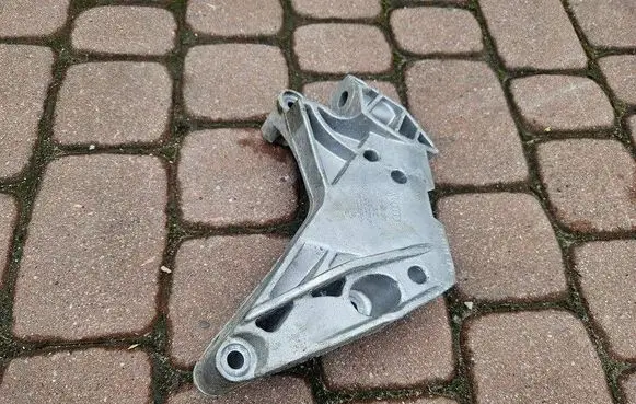 Volkswagen Golf VII Engine mounting bracket 06J199207P