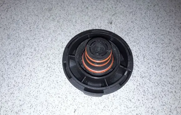 BMW 5 E60 E61 Oil filler cap 17117639021 7639021