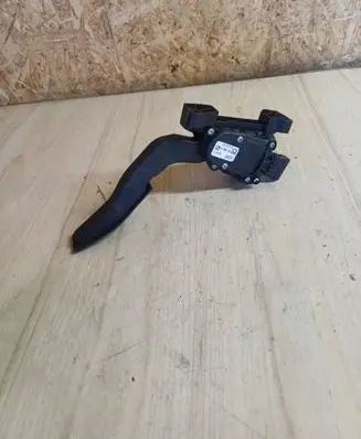 Accelerator throttle pedal