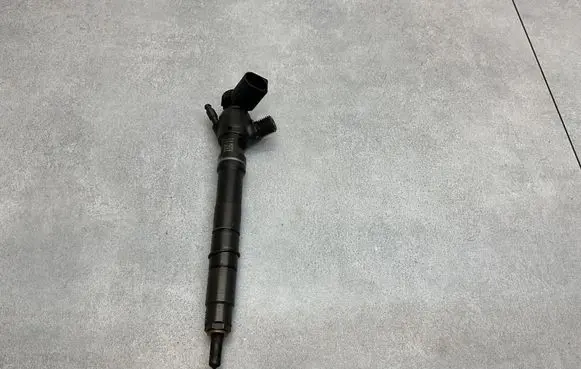 Skoda Octavia Mk3 (5E) Fuel injector 04L130277D