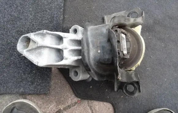 Renault Clio III Engine mount vacuum valve 112847149R