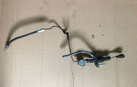 Opel Zafira B Clutch master cylinder 90581565