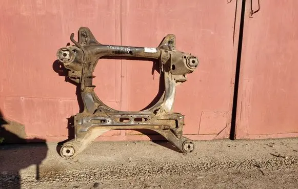 Volkswagen Touareg I Front subframe 7L0400025