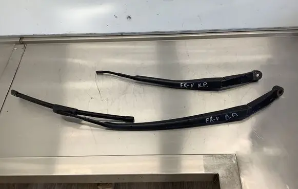 Honda FR-V Front wiper blade arm 