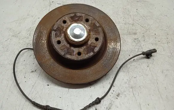 Rear wheel hub