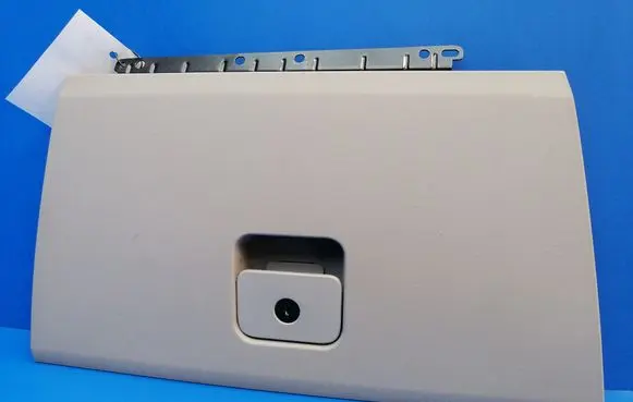 Cadillac CTS Glove box lid/cover 