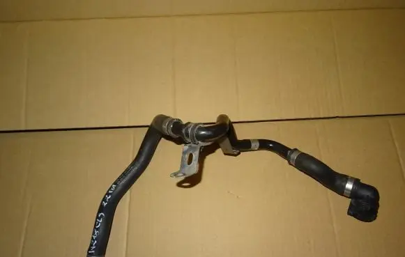 Mercedes-Benz CLS C218 X218 Engine coolant pipe/hose A2185012882