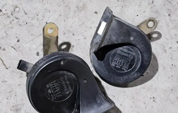 BMW 7 E38 Horn signal 61337163976 61337163977