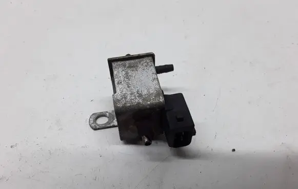 Audi 80 90 S2 B4 Vacuum valve 72189555