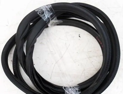 Suzuki SX4 S-Cross Front door rubber seal 
