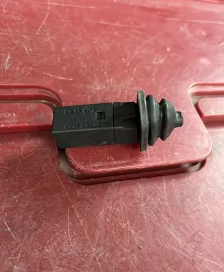 BMW 3 E46 Fuel tank opening switch 82289392
