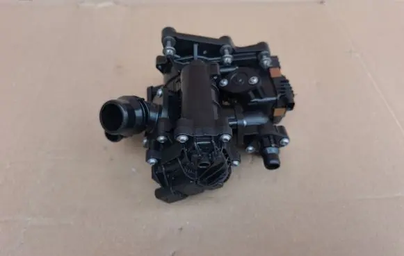 BMW 1 F40 Thermostat housing 0631943