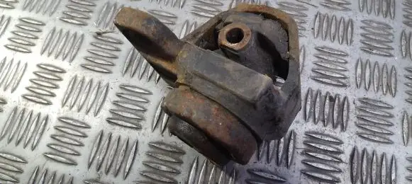 Mazda 626 Engine mount bracket
