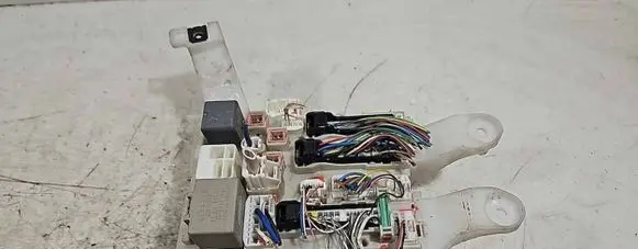 Toyota Auris 150 Fuse module 8273002130A 7D030760 74700209