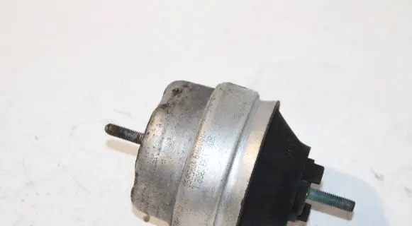 Volkswagen PASSAT B5.5 Engine mount bracket 8D0199382L