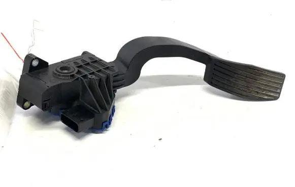 Accelerator throttle pedal