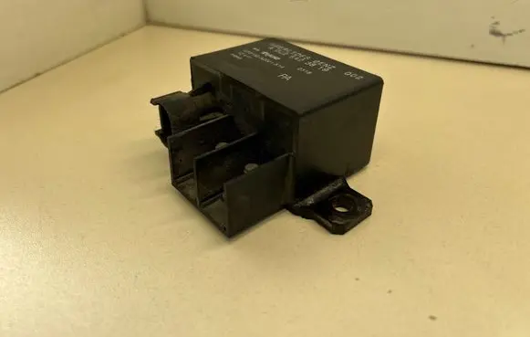 Mercedes-Benz E W211 Charging relay A0025423819 V23132A2001X14