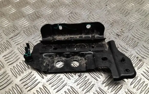Engine mounting bracket