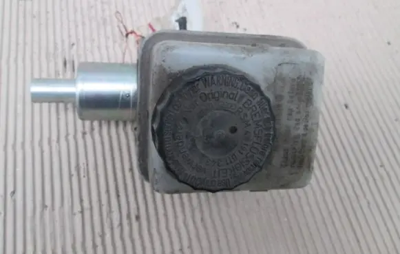 Volkswagen Jetta II Master brake cylinder