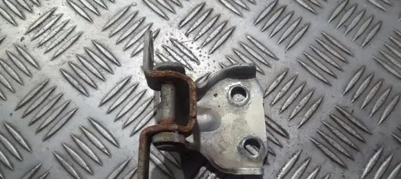 Suzuki Alto Front door upper hinge