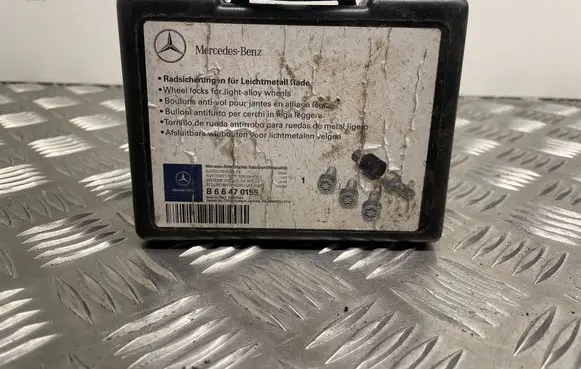 Mercedes-Benz C W204 Anti-theft wheel nuts and lock B66470155