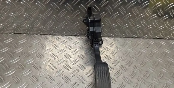 Toyota RAV 4 (XA30) Accelerator throttle pedal 7811042010