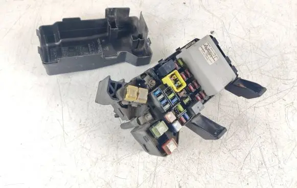Mitsubishi Pajero Fuse module MR583211 G8C208MG 0384D1